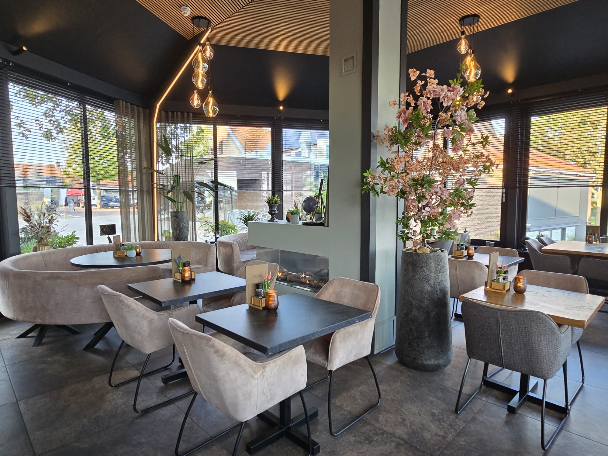 Het panoramarestaurant met haard en grote ramen