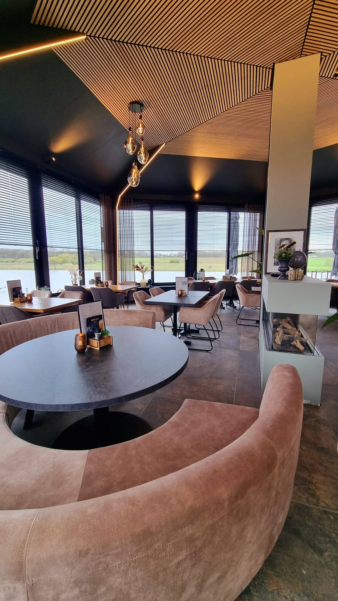 Het panoramarestaurant met uitzicht op de Maas
