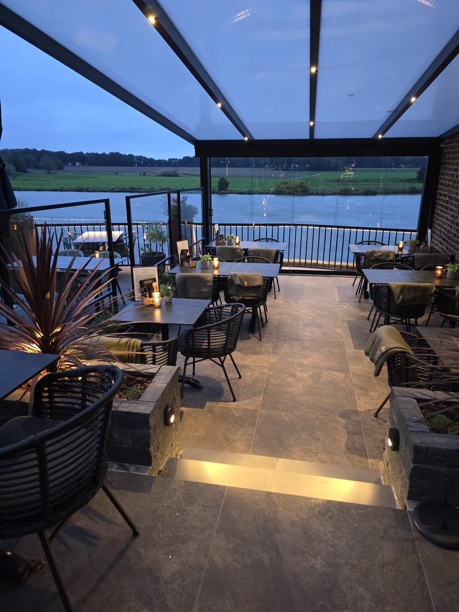 Het terras met uitzicht over de Maas