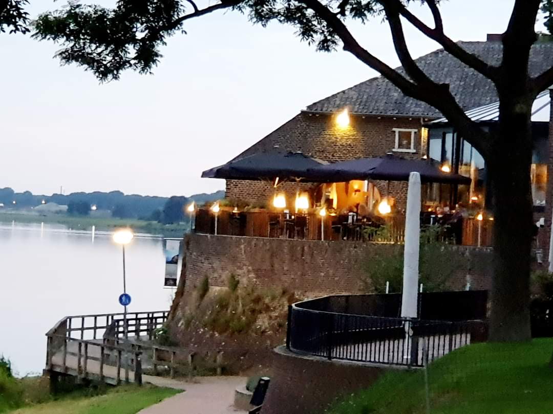 Baron Frits en het terras gezien vanaf de Maas